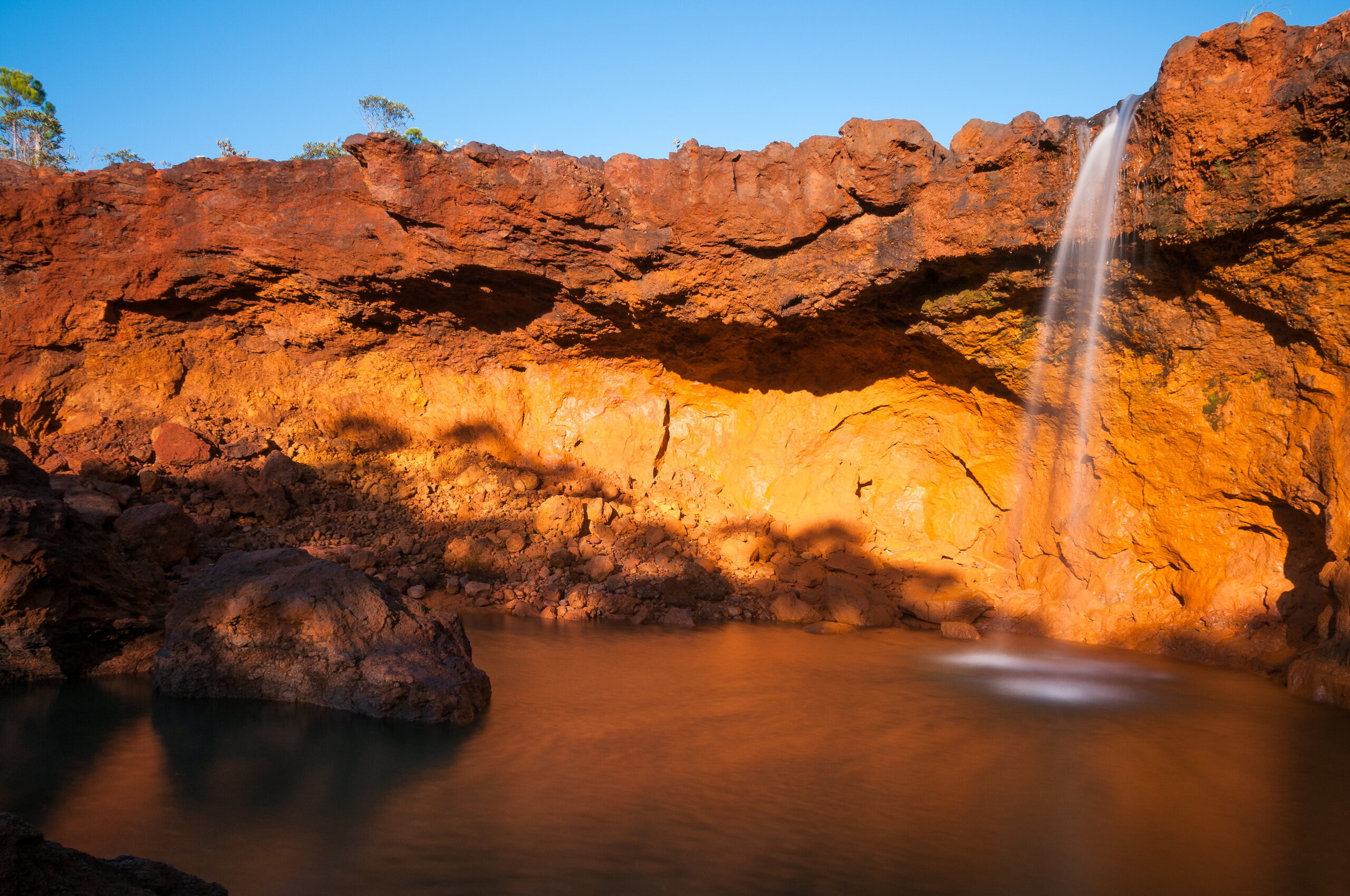 L’eau bâtisseuse. L’eau patiente à travers les temps. Par sa détermination constante, elle a le pouvoir de métamorphoser les paysages. Elle façonne même la cuirasse de fer, si caractéristique du Grand sud. Cette cascade permet au randonneur de se détendre et de bénéficier d’une pause bien méritée.