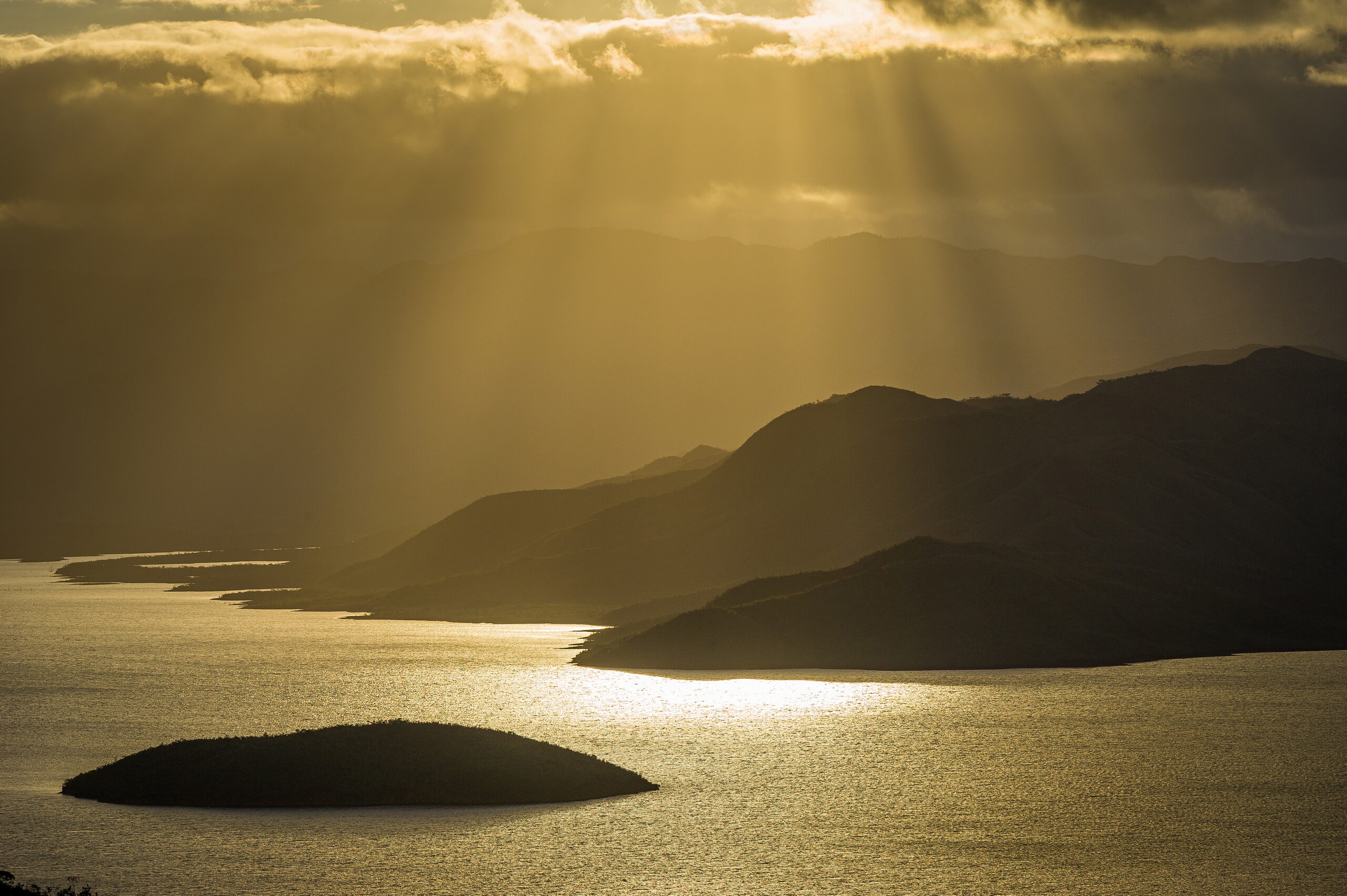 L’eau poétique. Lorsque le soleil se couche et se revêt de sa parure de lumière unique de fin de journée, quelques rayons finissent de percer les nuages. Leur lumière est alors immédiatement captée par l’eau. C’est le temps de l’introspection, du repli sur soi, du repos du corps et de l’émergence des songes.
