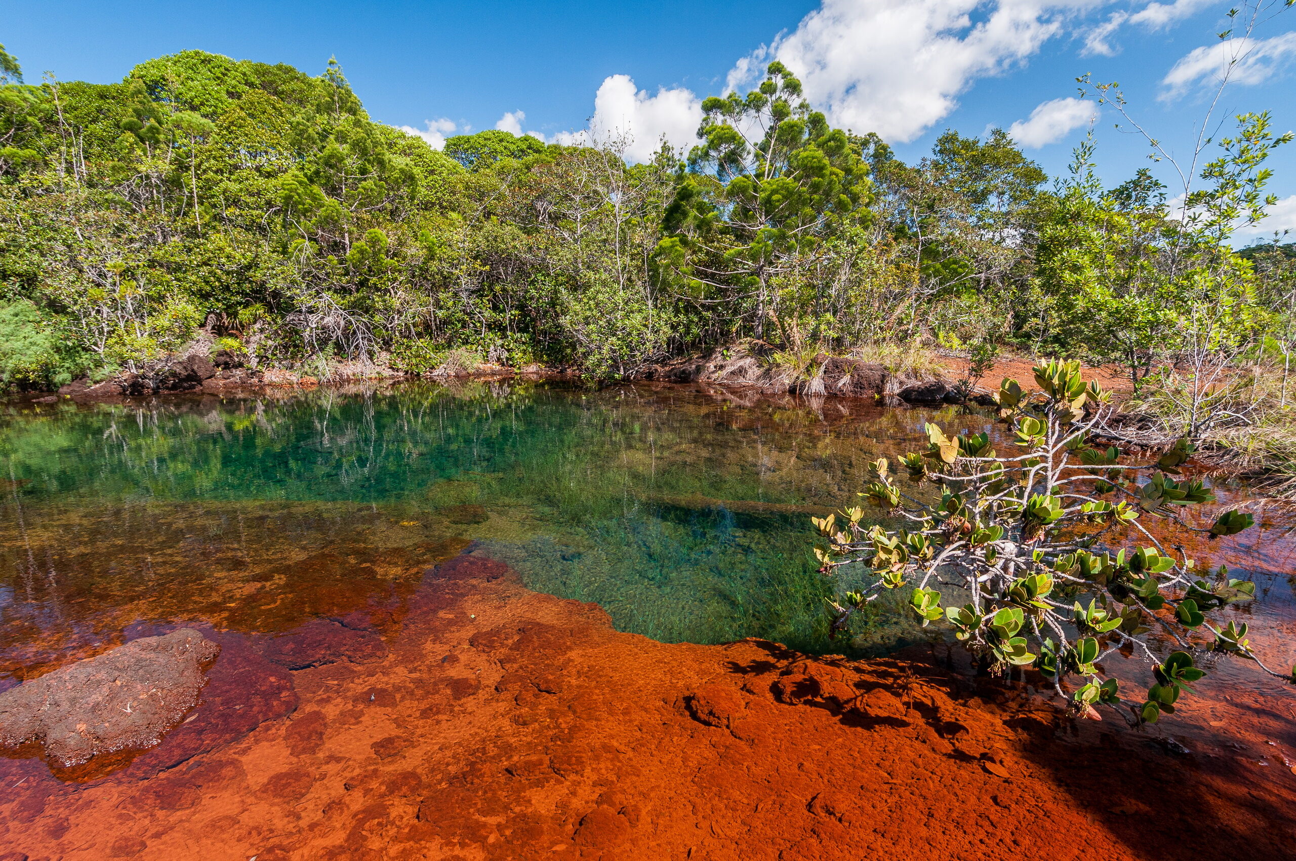 L’eau Doline : Ces plans d’eau d’origine karstique peuvent être de taille plus ou moins grande. Elles peuvent être définies comme des dépressions fermées plus ou moins circulaires pouvant faire quelques mètres à plus d’un kilomètre de diamètre. Elles forment généralement un lien entre les réseaux d’eau de surface et souterrain.